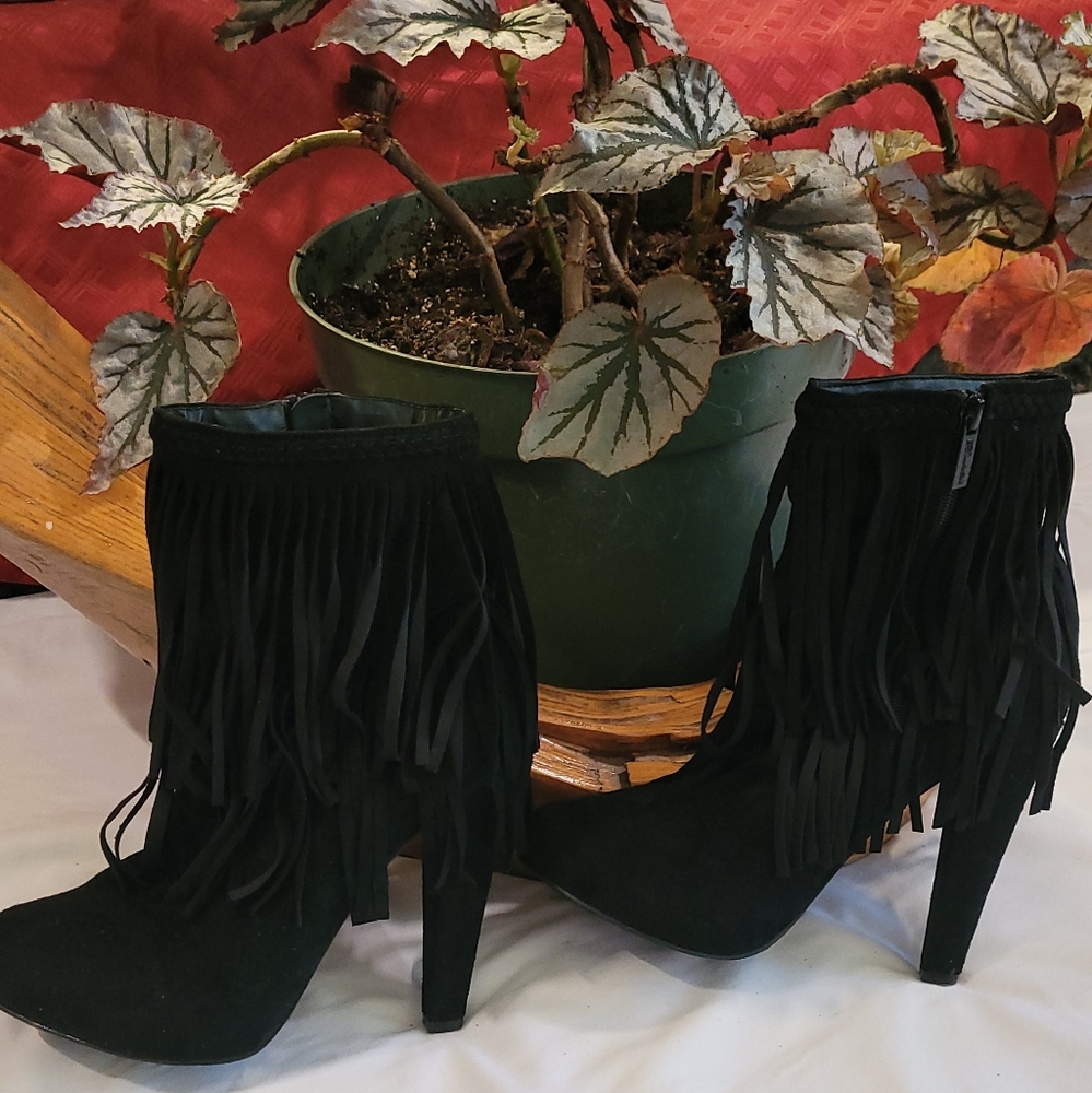 Breckelle's high heel short boots with fringe, black with zipper. 8.5